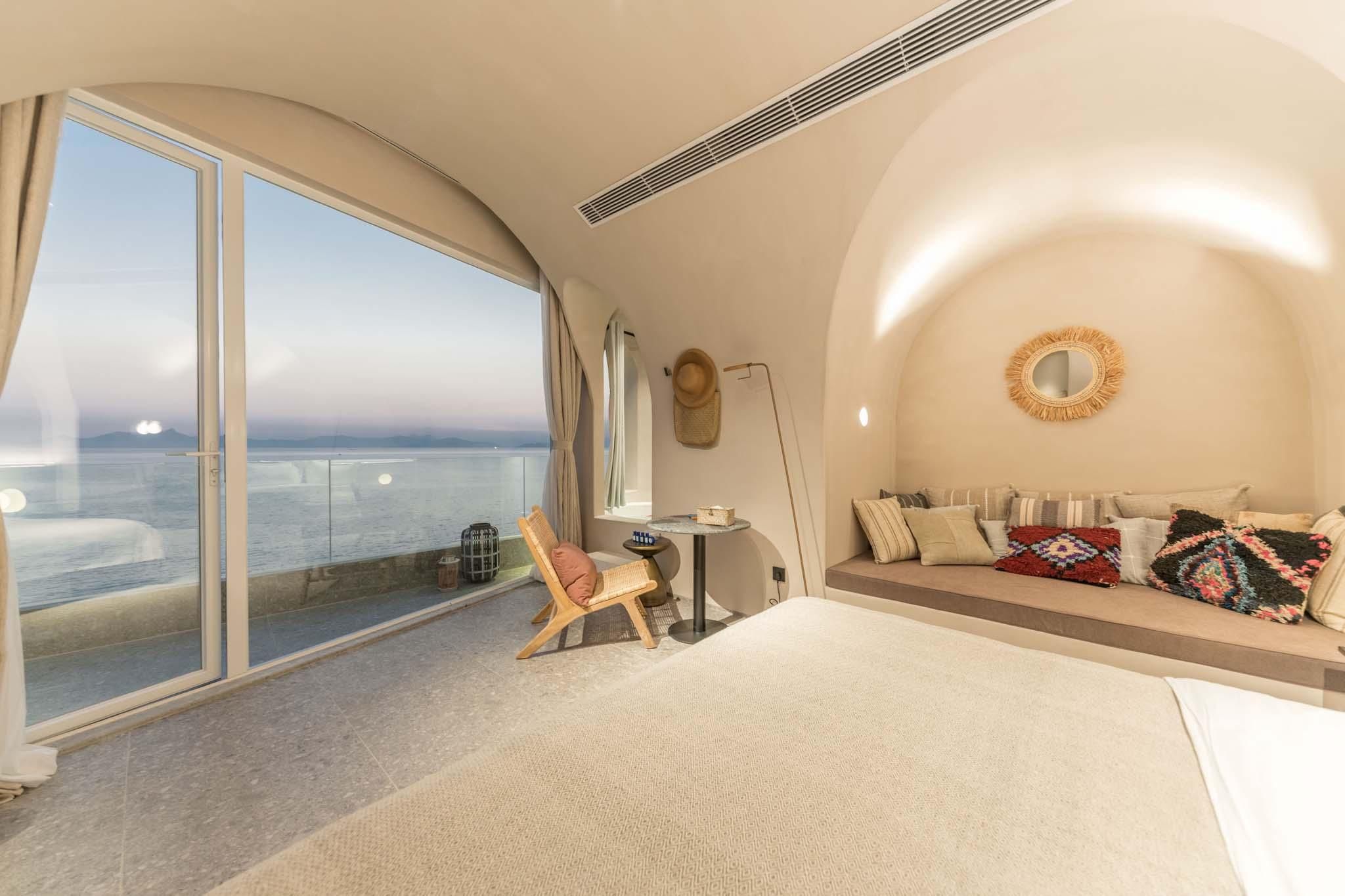 Superior Ocean Front Balcony King