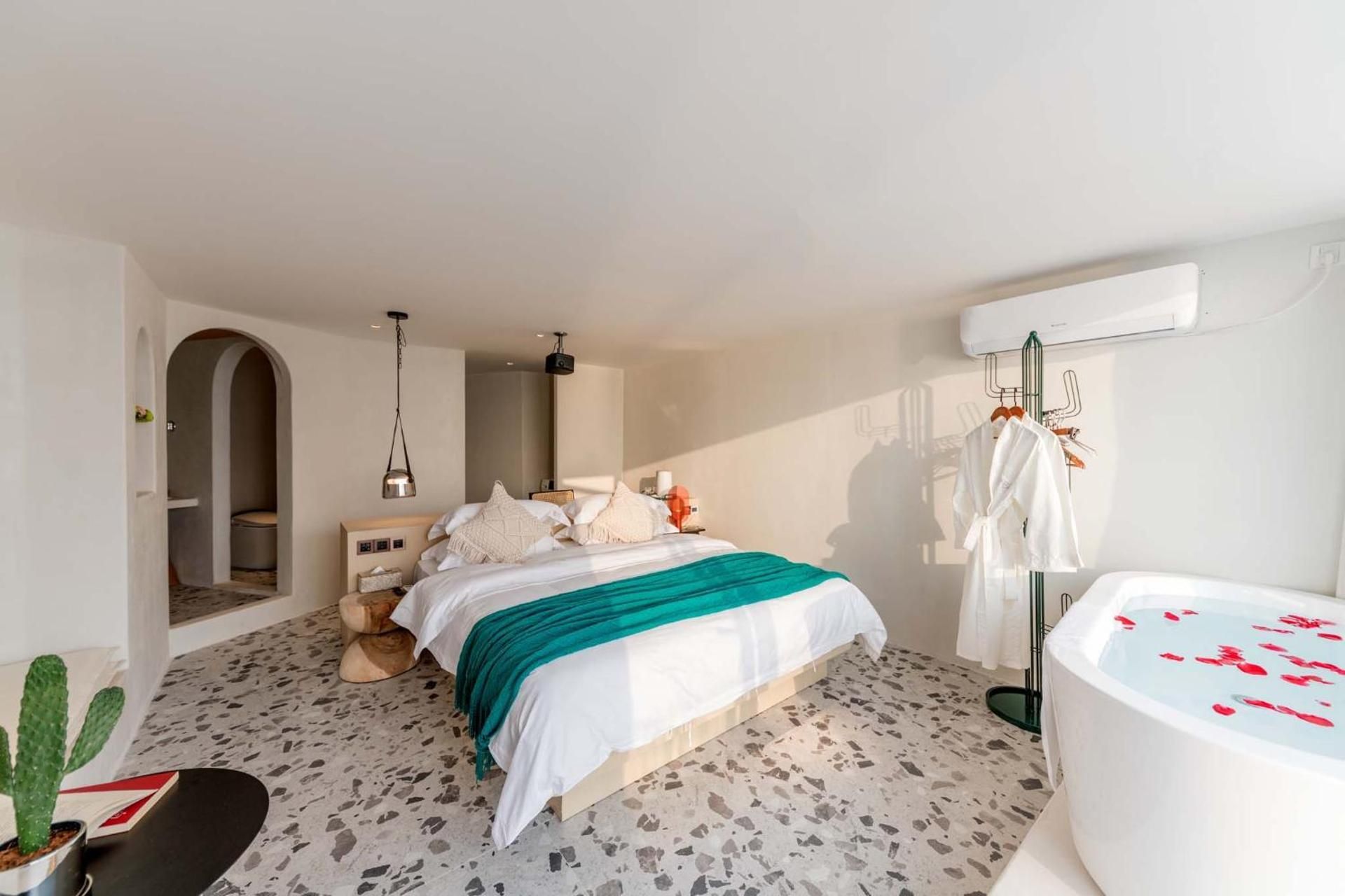 Deluxe Queen Room
