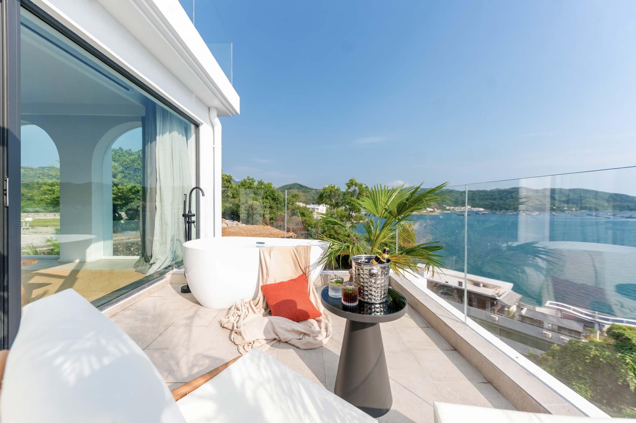 Superior Ocean Front Balcony King