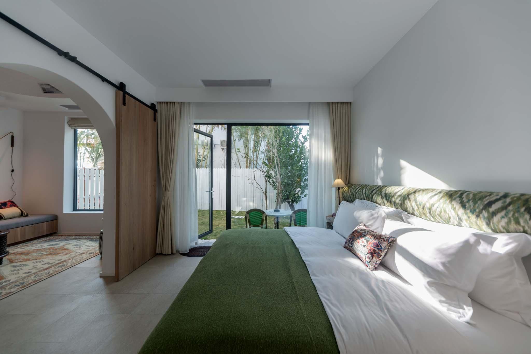 Courtyard Queen Room with Balcony