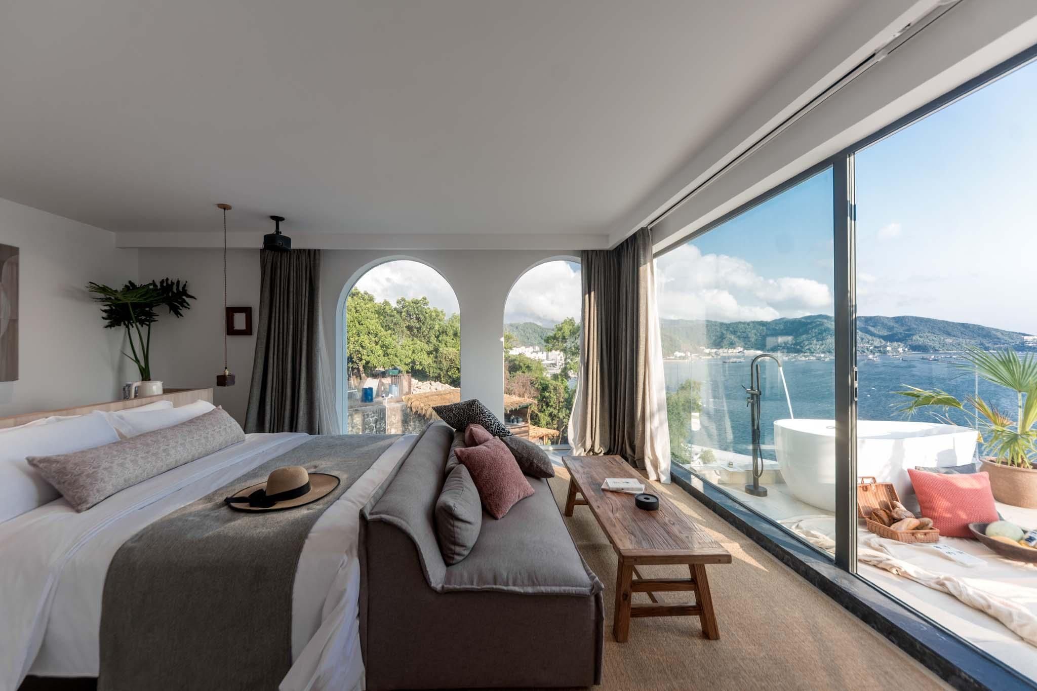 Superior Ocean Front Balcony King