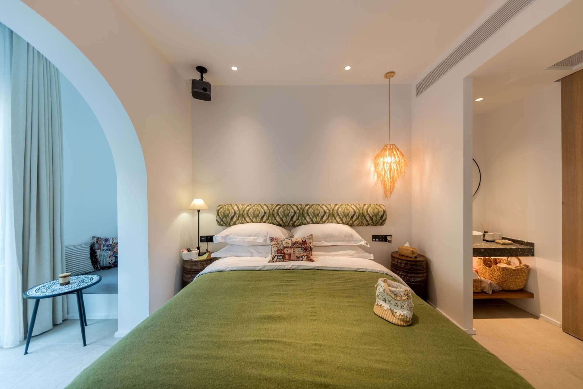 Huazhu - Room With Bed