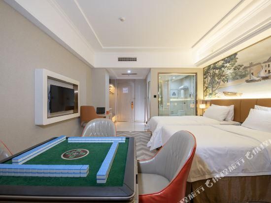 Vienna - Functional Chess Room With Twin Bed