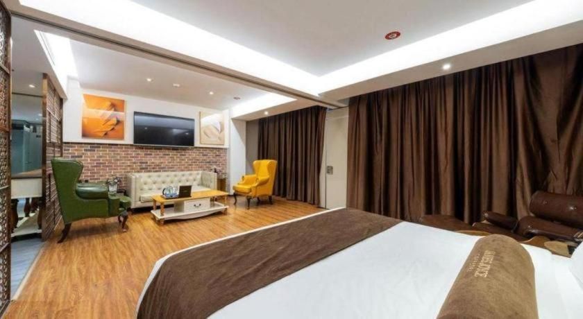 James Joyce - Chunxiang Bed Room