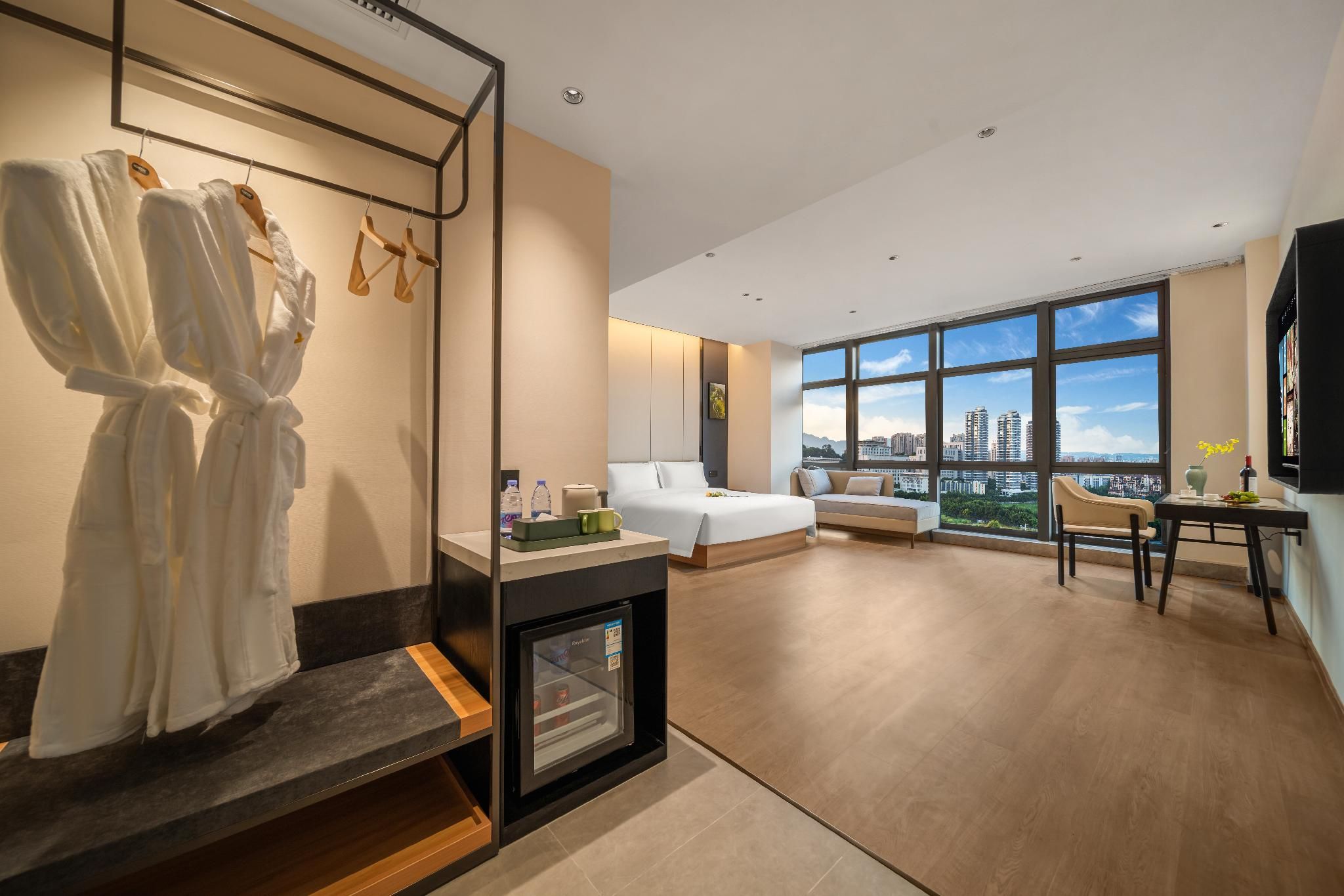 Deluxe Queen Queen Room
