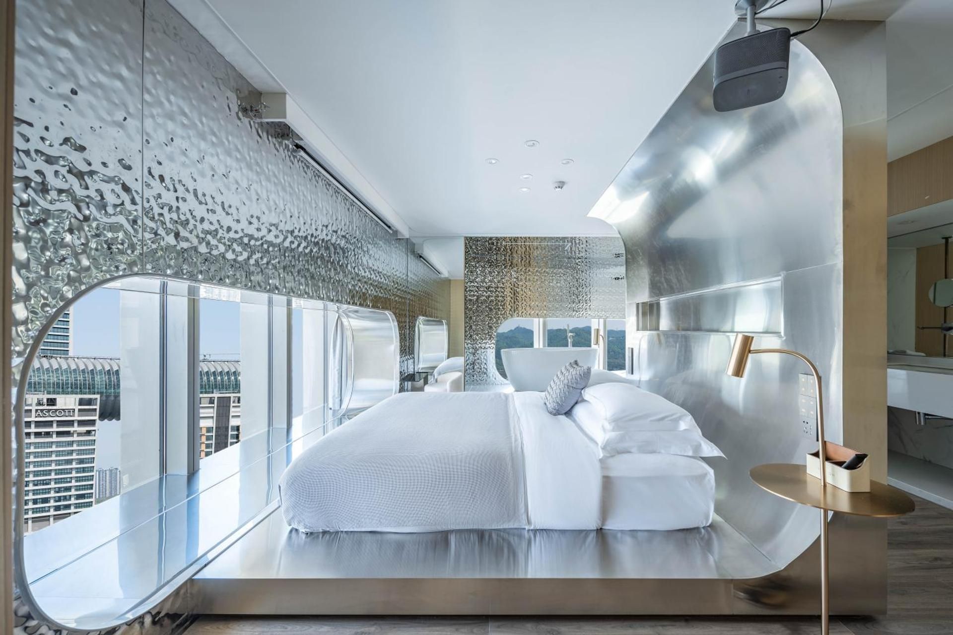 Explorer Pod - Crystal Gallery 270° River King Room