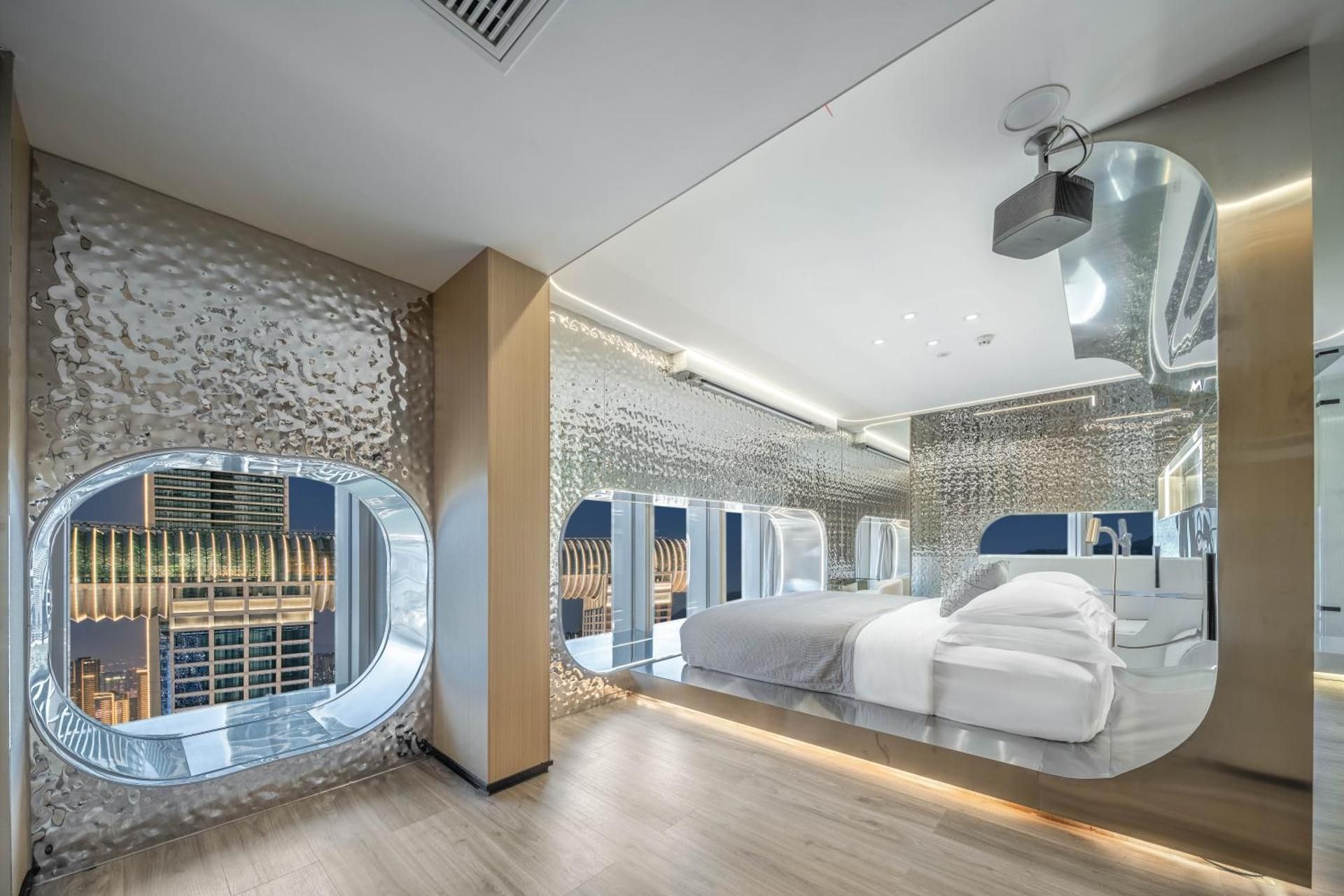 Explorer Pod - Crystal Gallery 270° River King Room