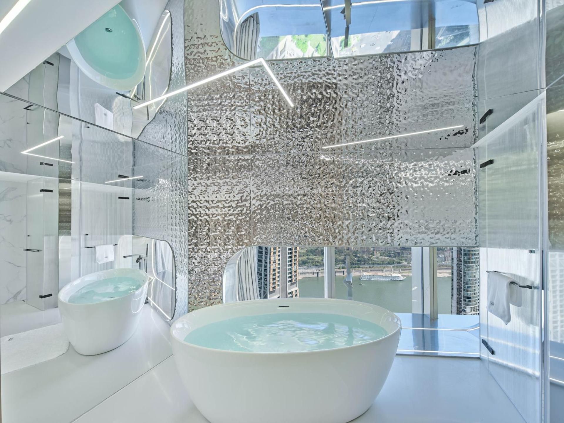 Explorer Pod - Crystal Gallery 270° River King Room