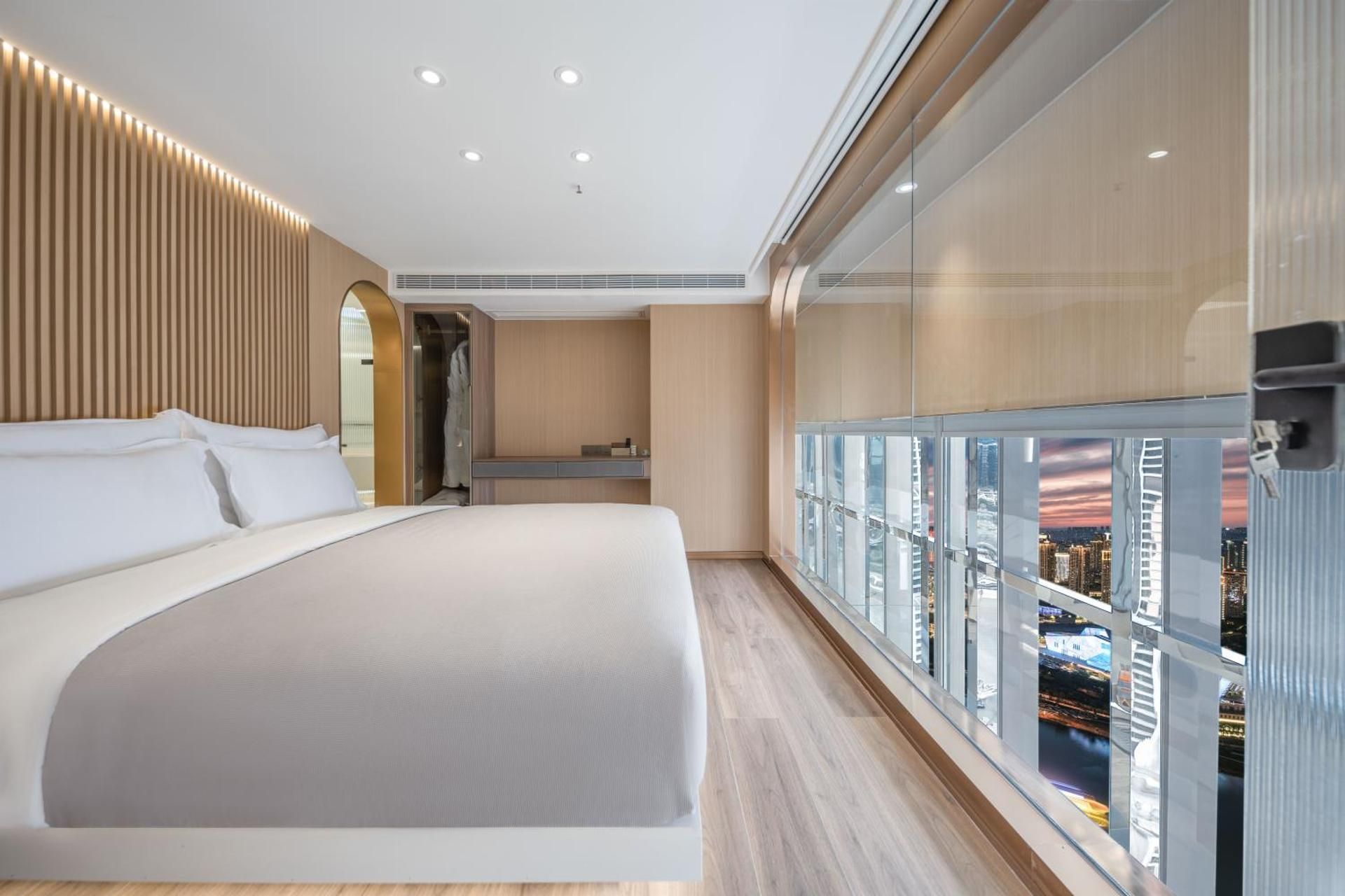 270° Crystal Gallery River Spa Duplex 2-Bedroom Suite