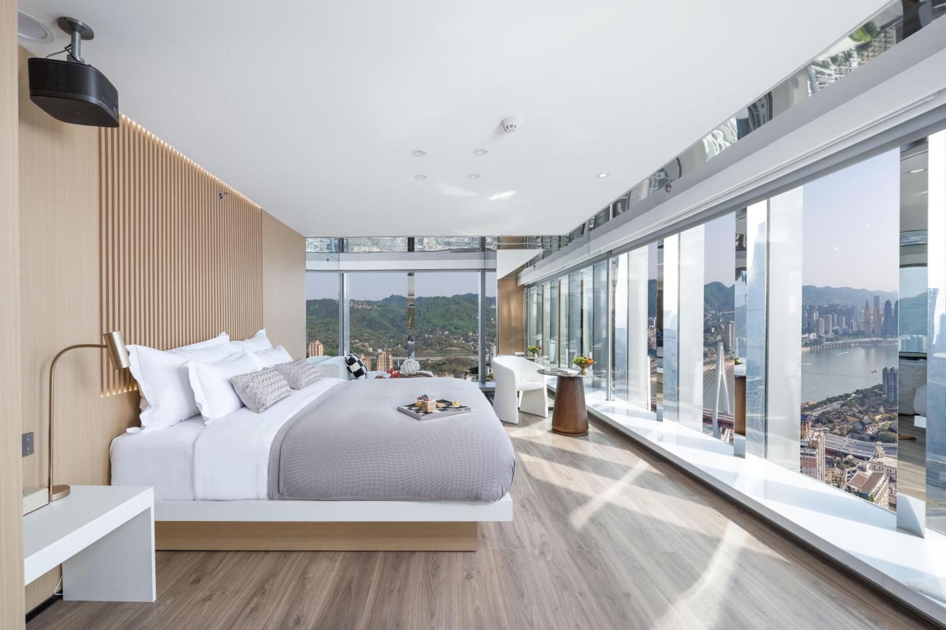 270° Deluxe Crystal Spa River Suite