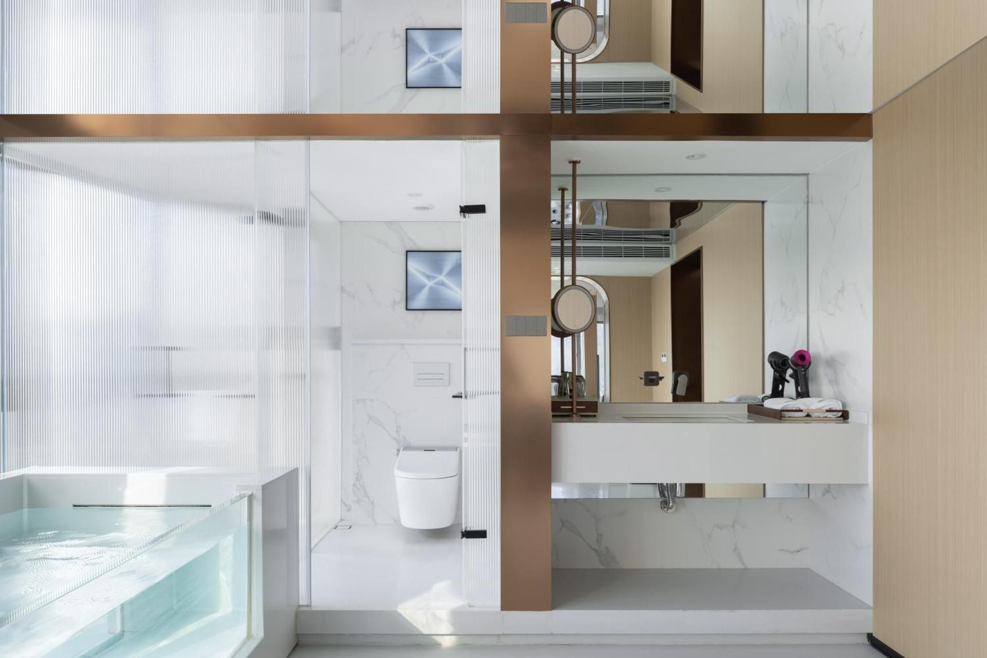 270° Deluxe Crystal Spa River Suite