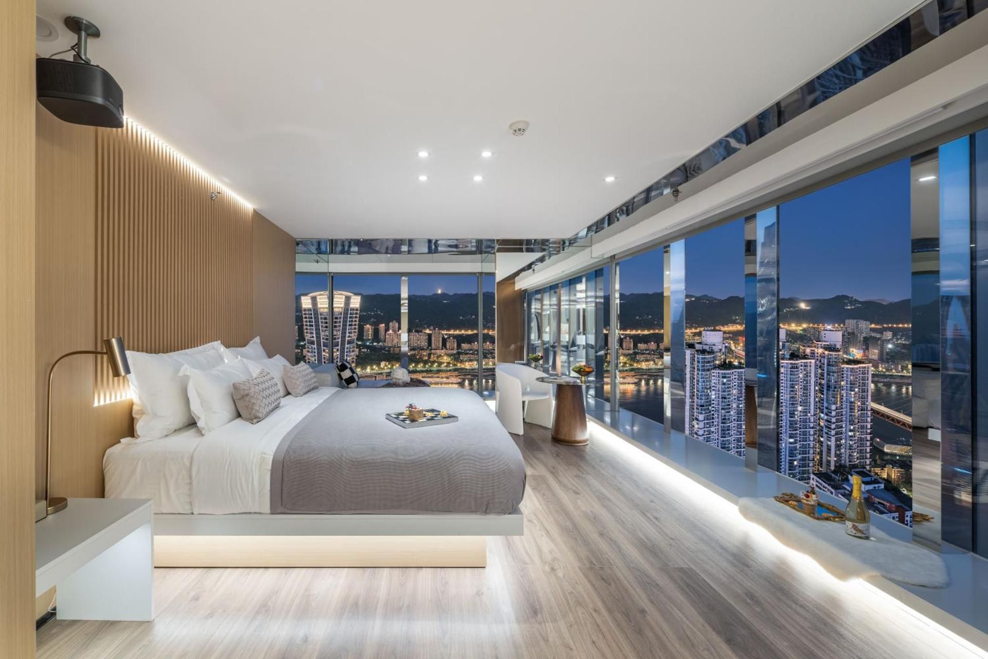 270° Deluxe Crystal Spa River Suite