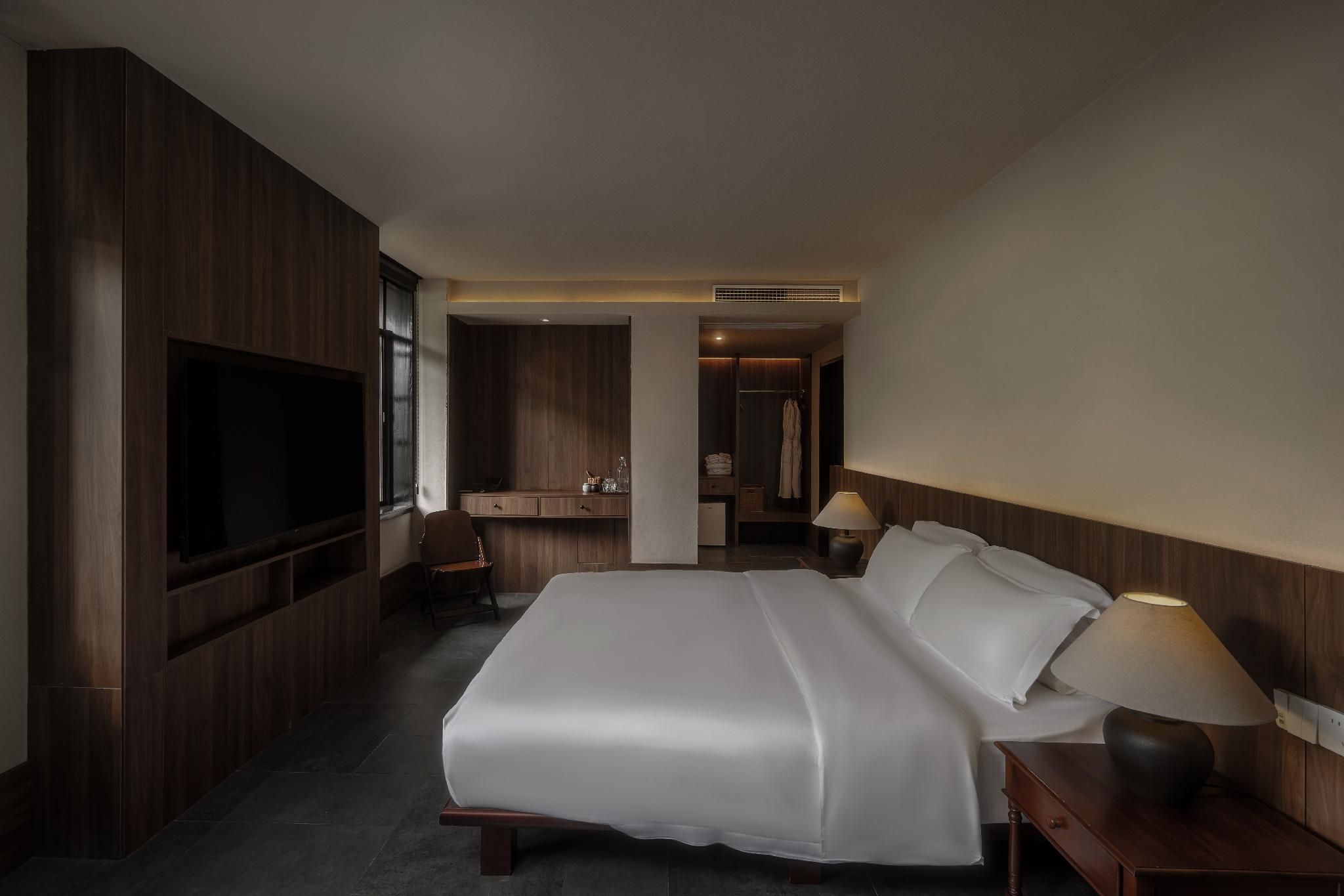 Sunny Day Queen Room