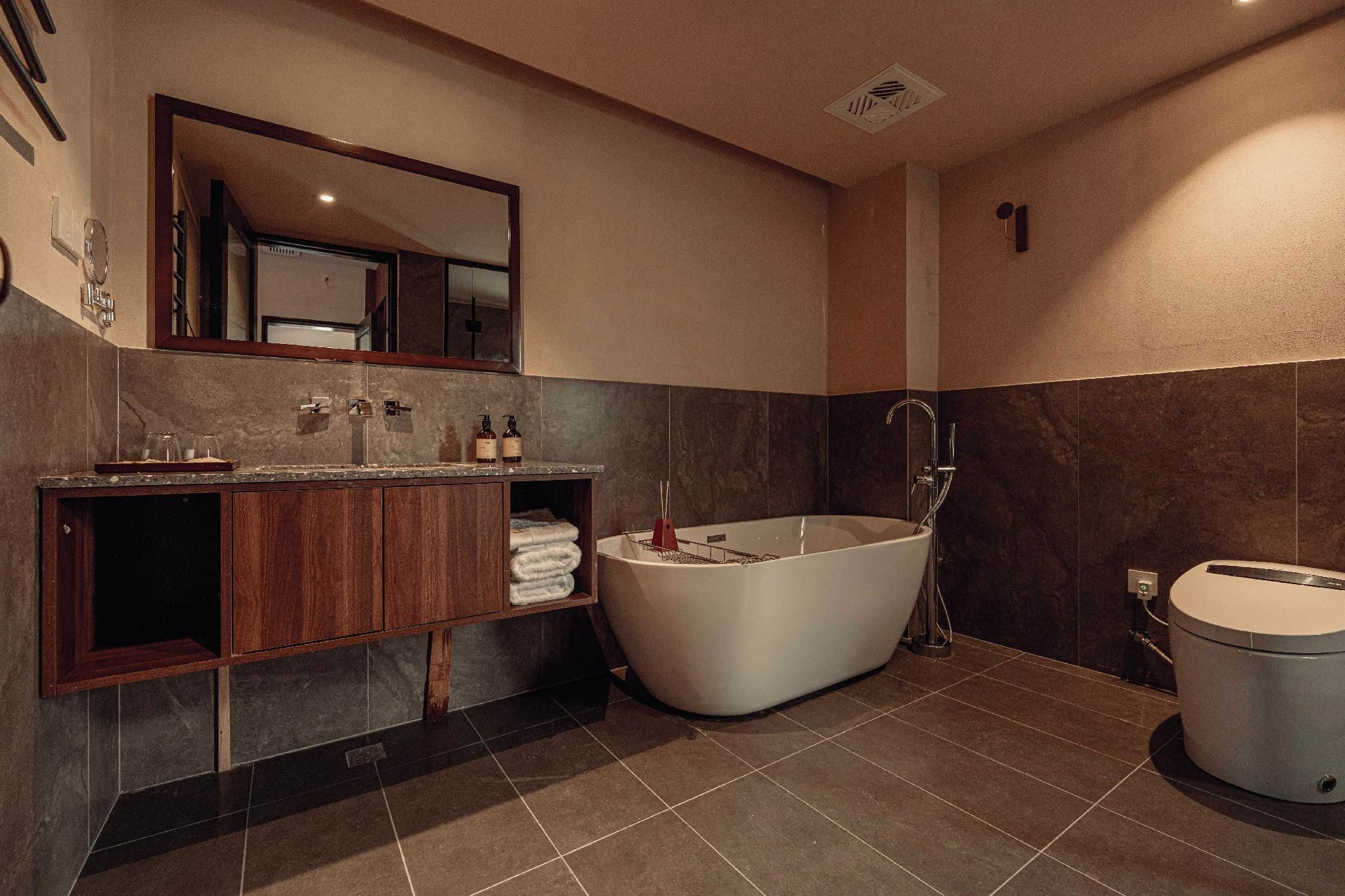 Premier Deluxe River View King Room
