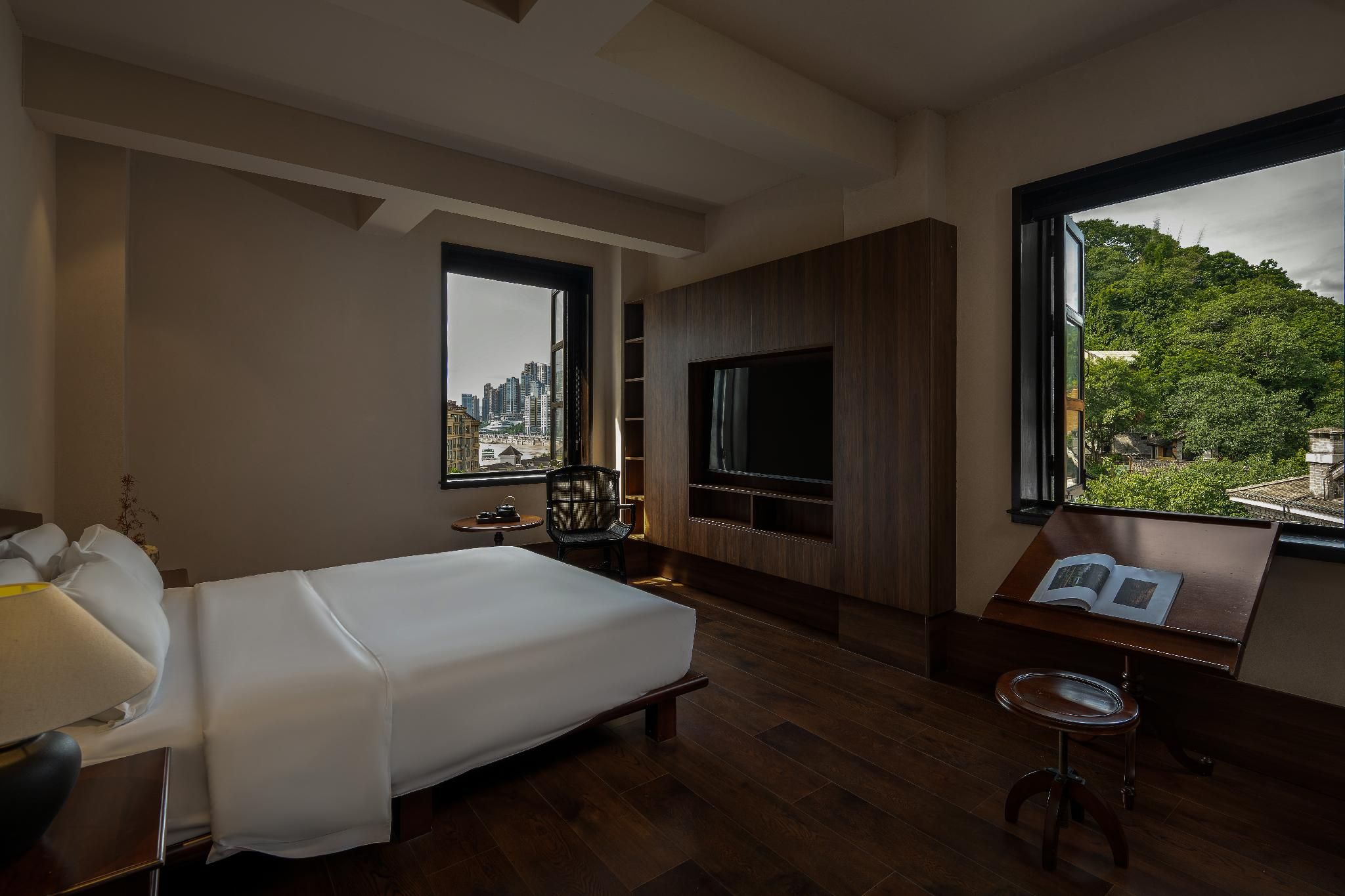 Mountain View Queen Room