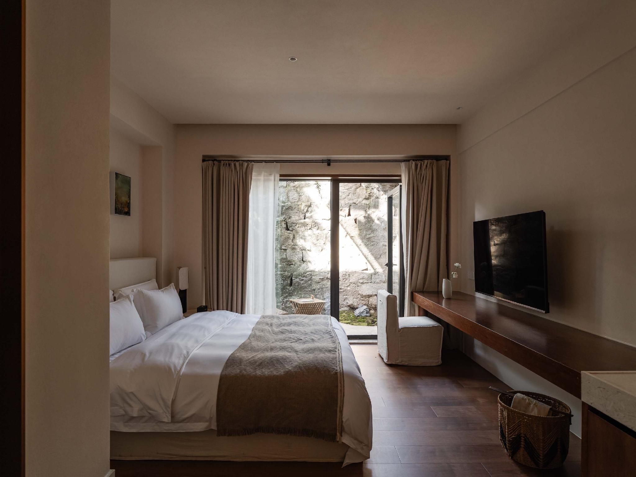 Return to the Mountain B&B - Chongqing Nanshan Courtyard Queen Room with Balcony 2