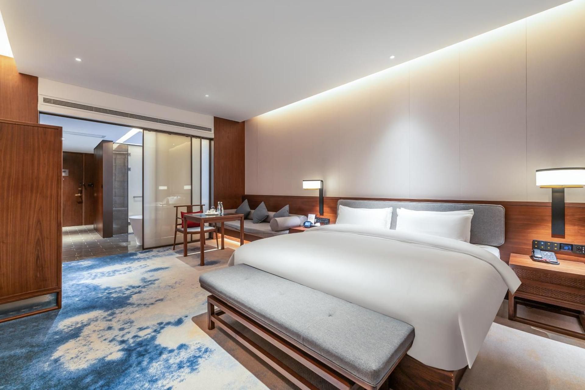 Light Luxury Bathtub King Room