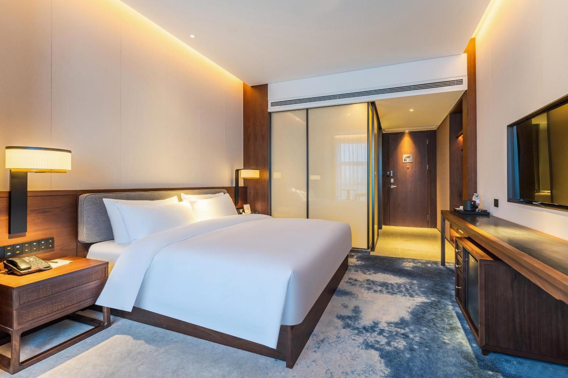 Deluxe Queen Room