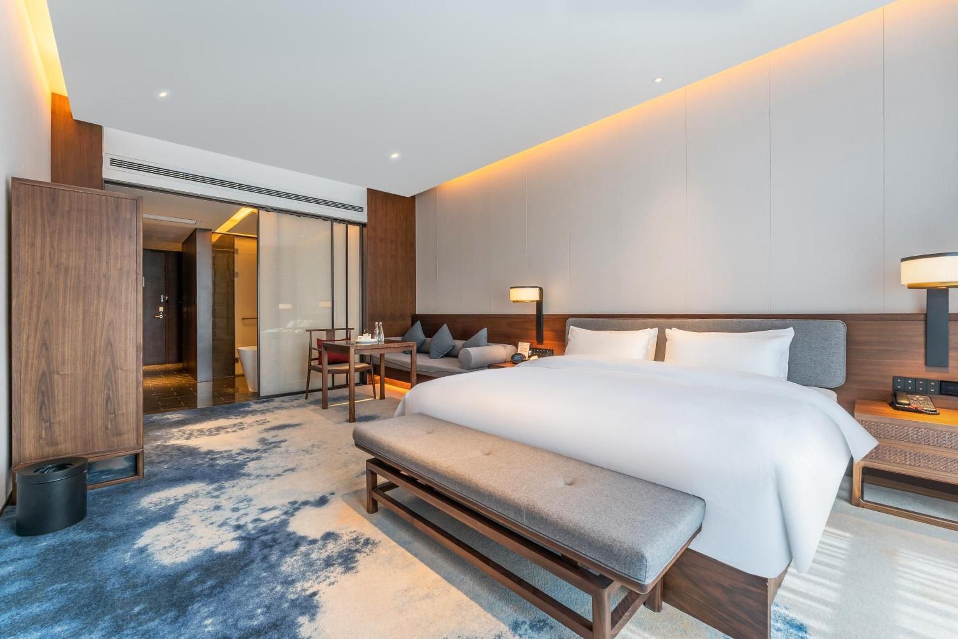 Light Luxury Bathtub King Room