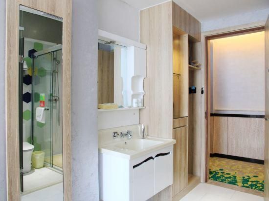 Business Queen Room