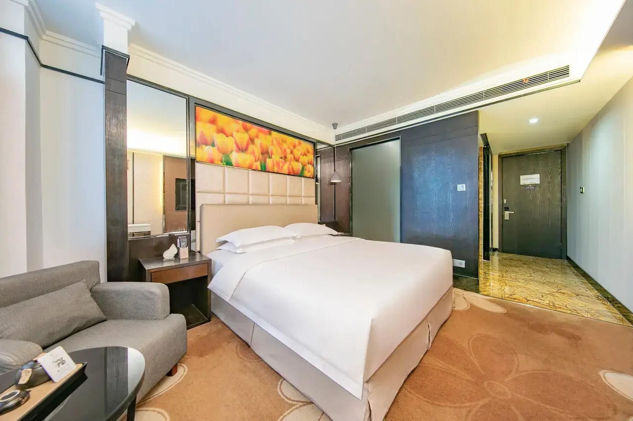 Deluxe Queen Queen Room