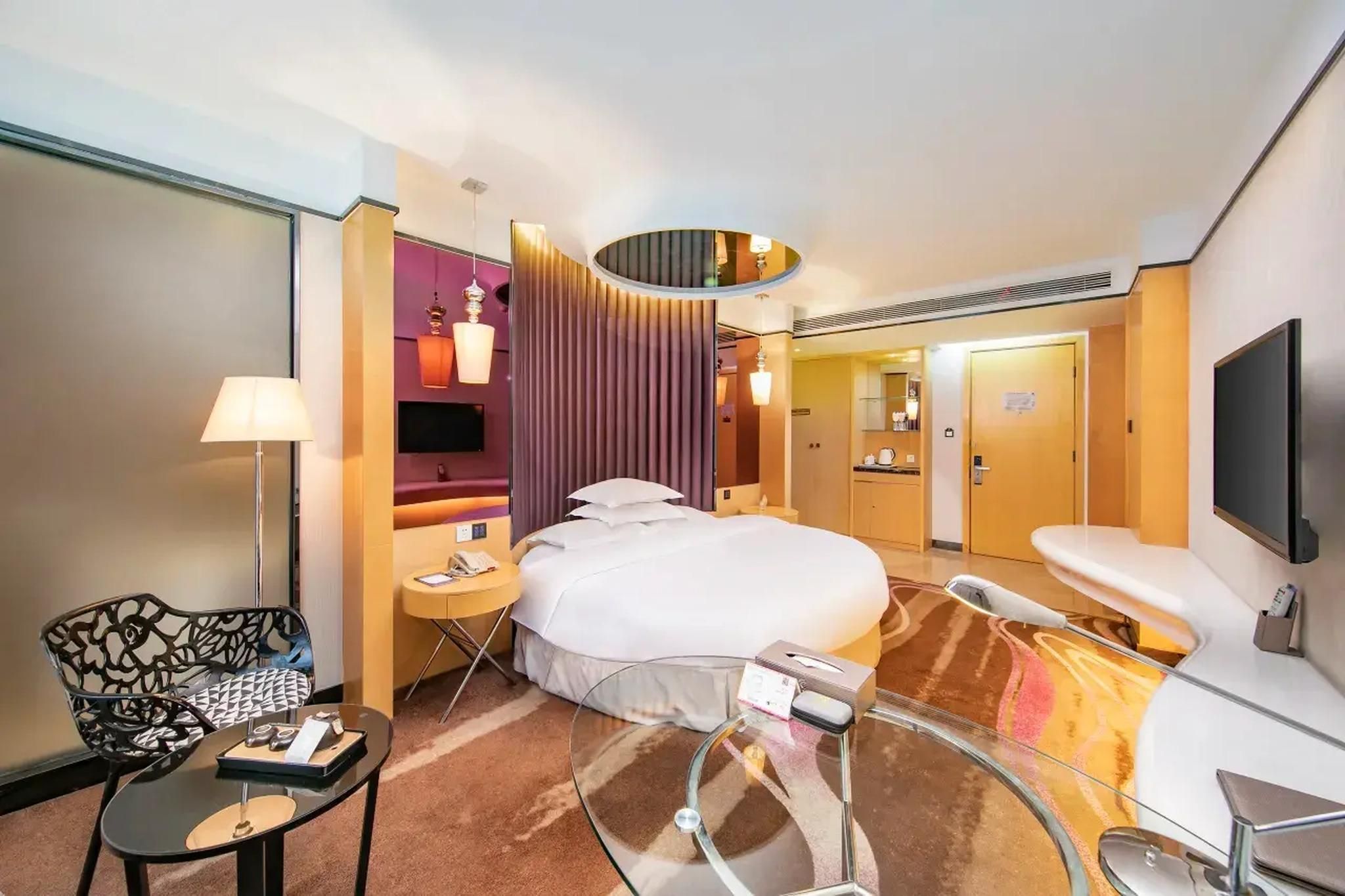 Round Bed Room