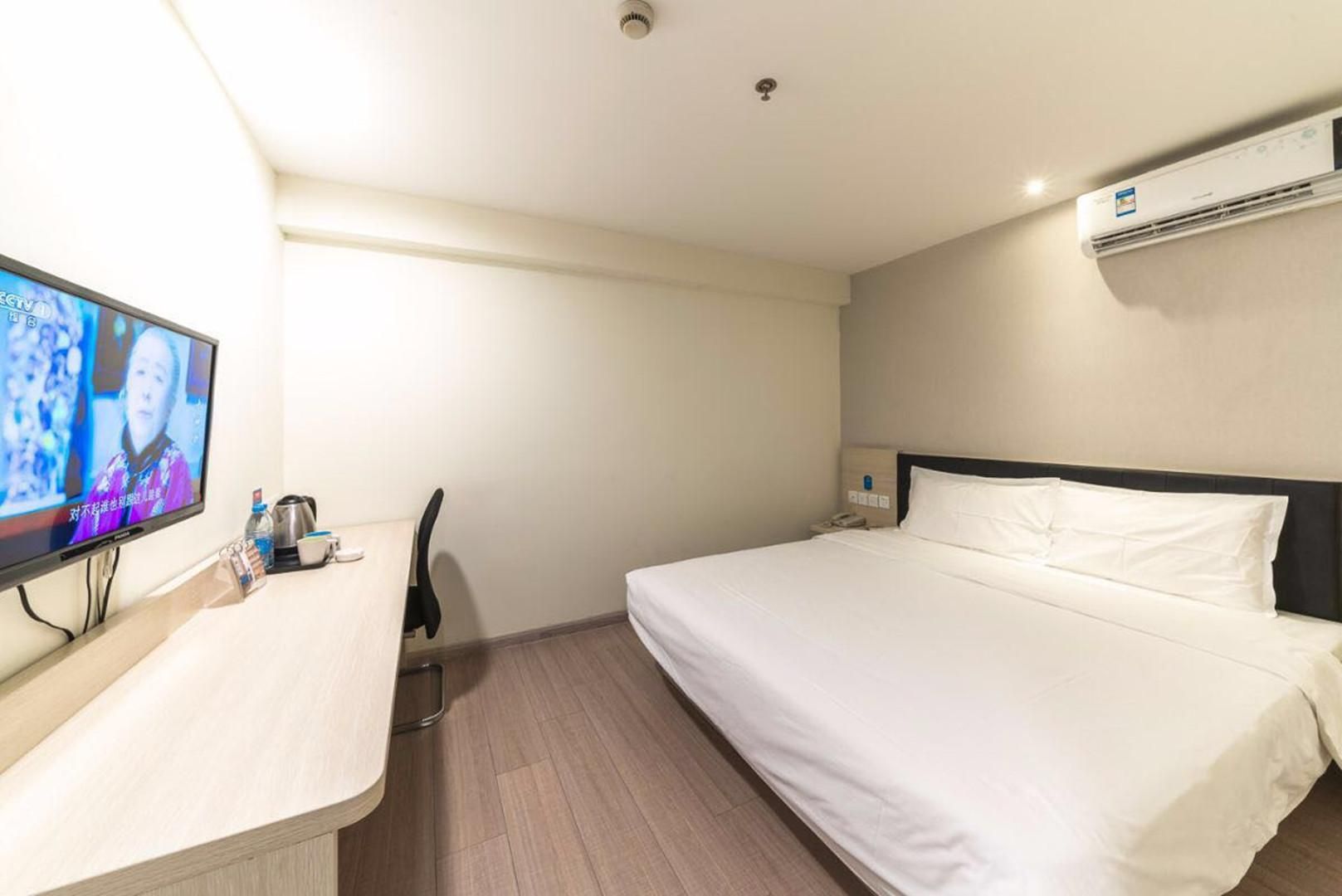 Hotel Queen Room