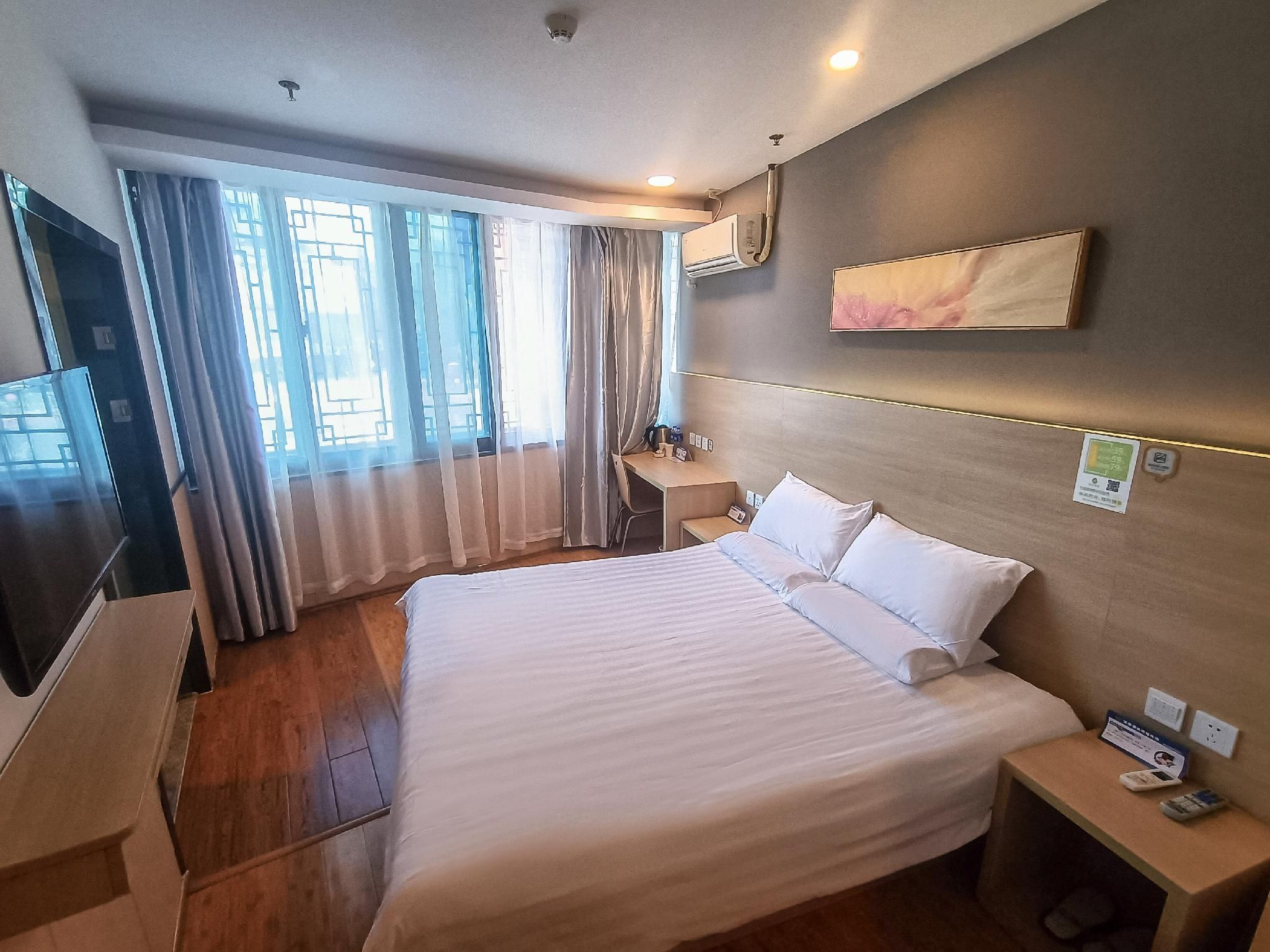 Queen Superior Room
