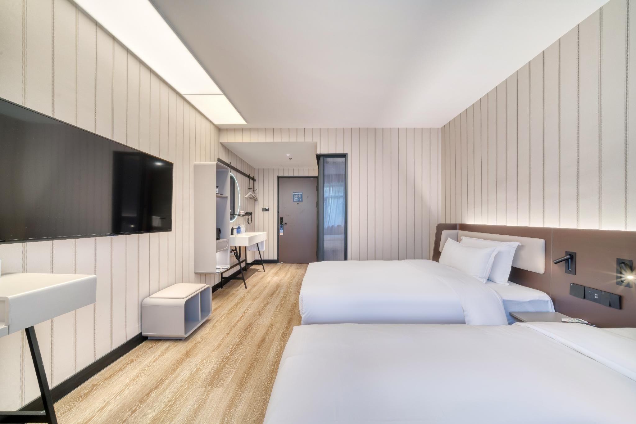 Huazhu - Superior Twin