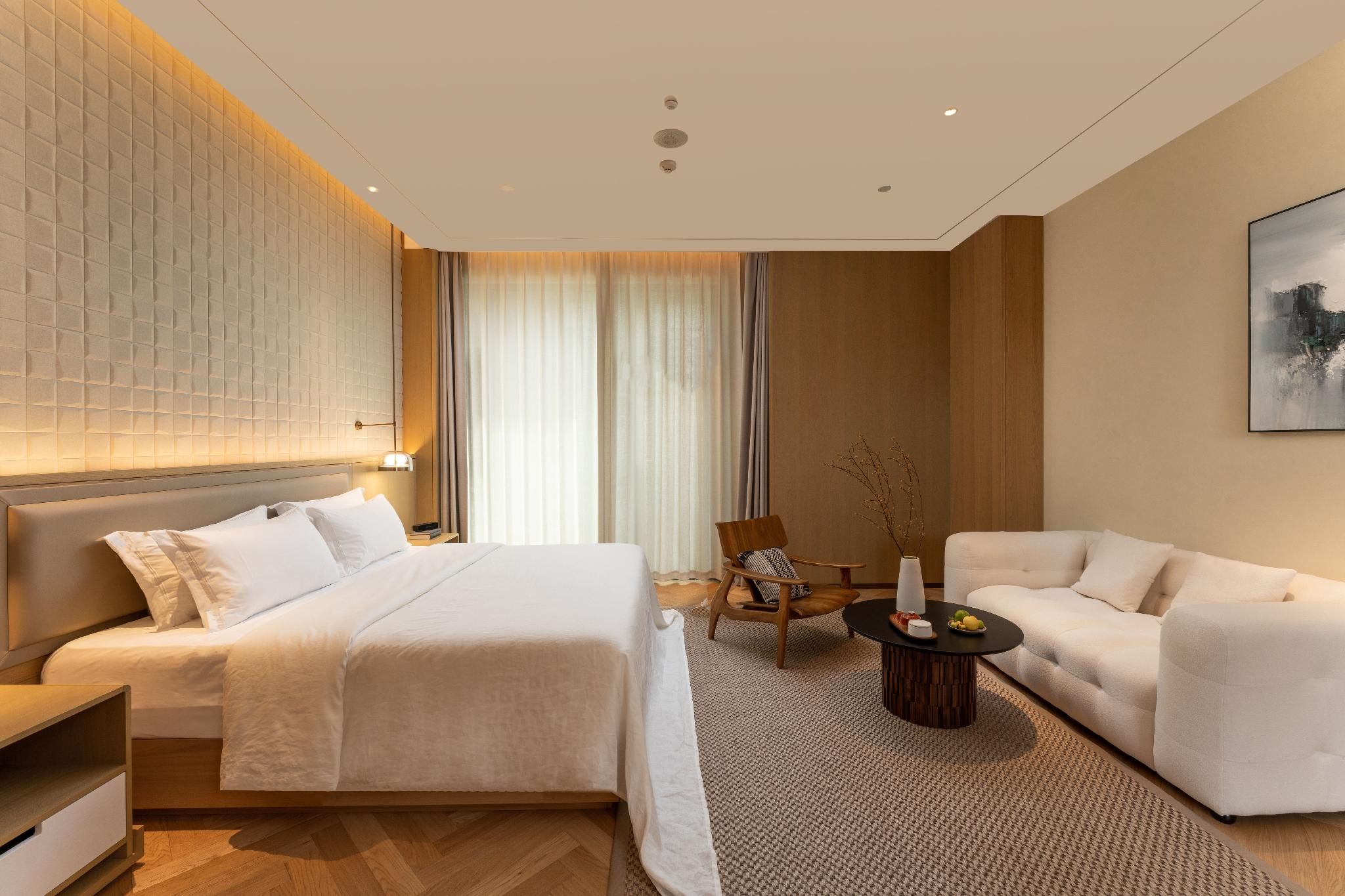 Superior Queen Room with Balcony