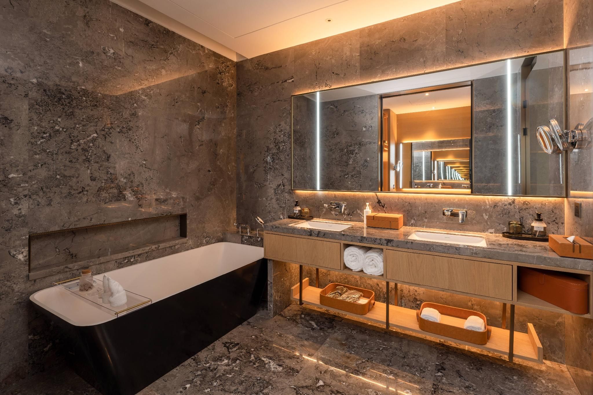 Superior King Room with Bathtub