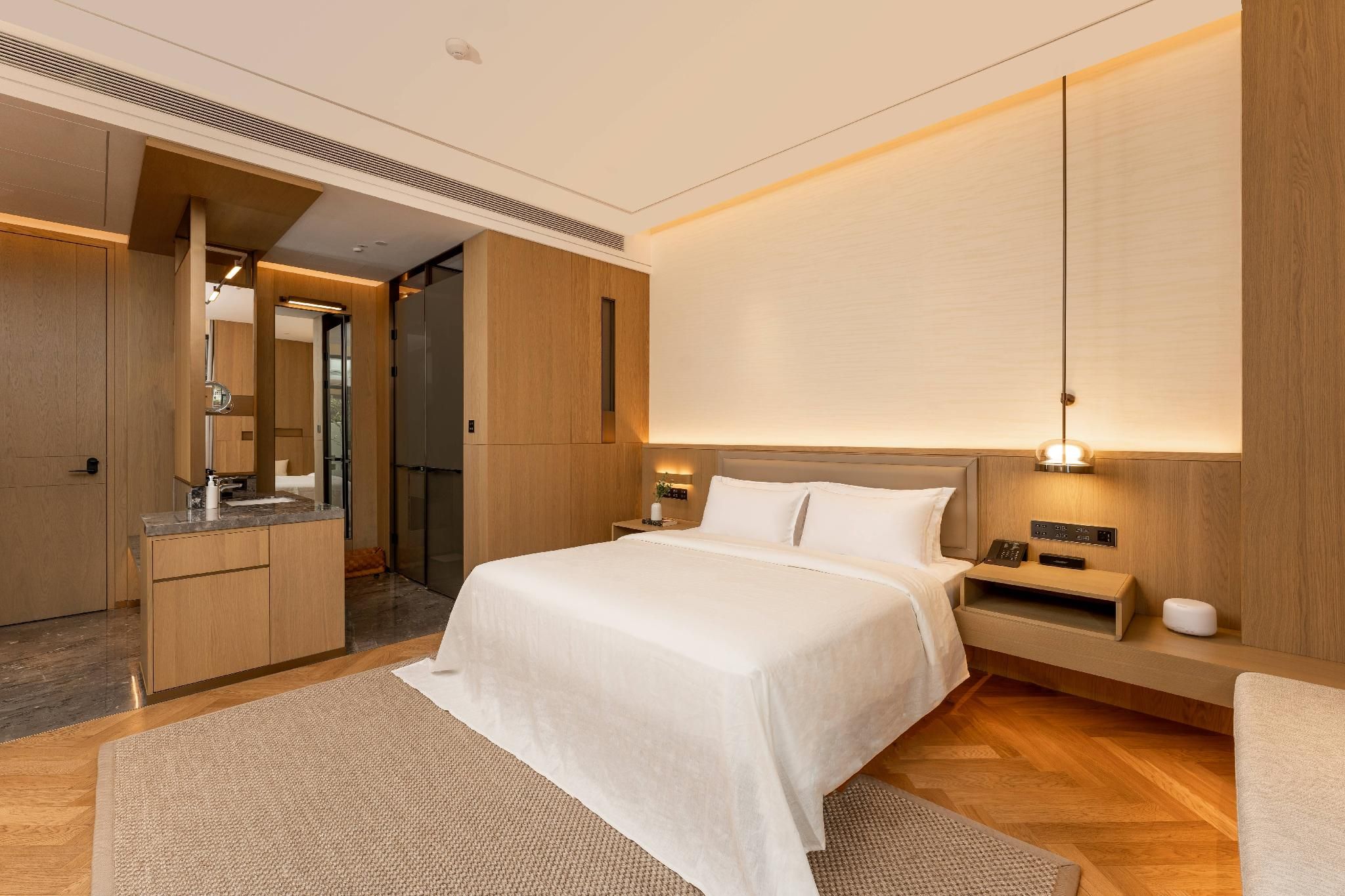 Courtyard Queen Room with Balcony