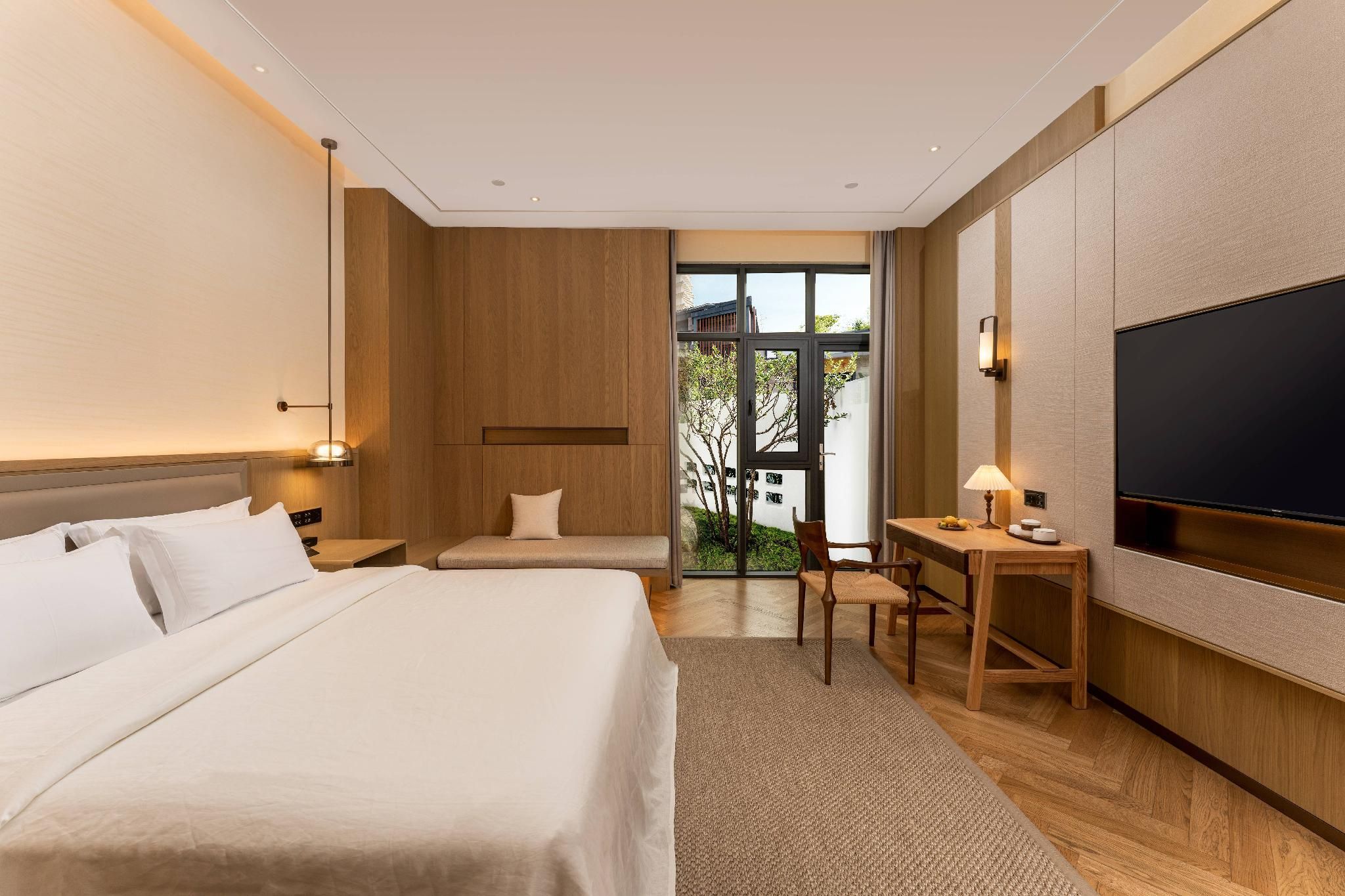 Courtyard Queen Room with Balcony