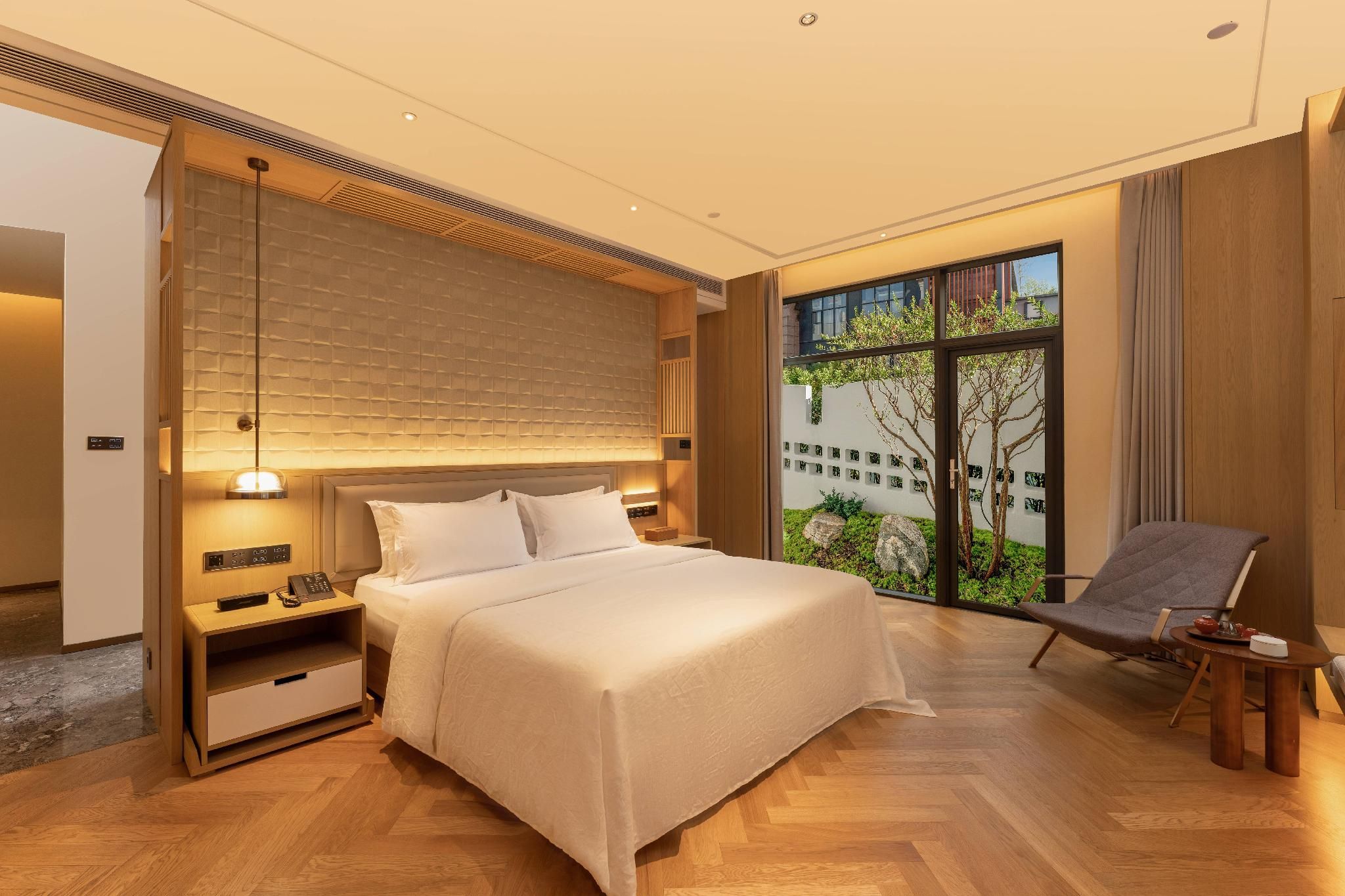Superior King Room with Bathtub