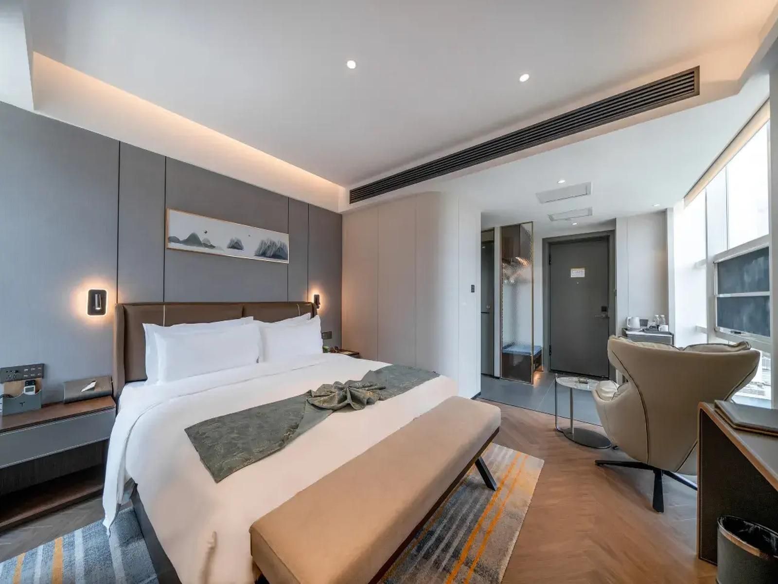 Deluxe Room Queen