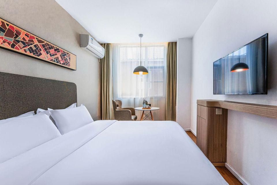 Hotel Queen Room
