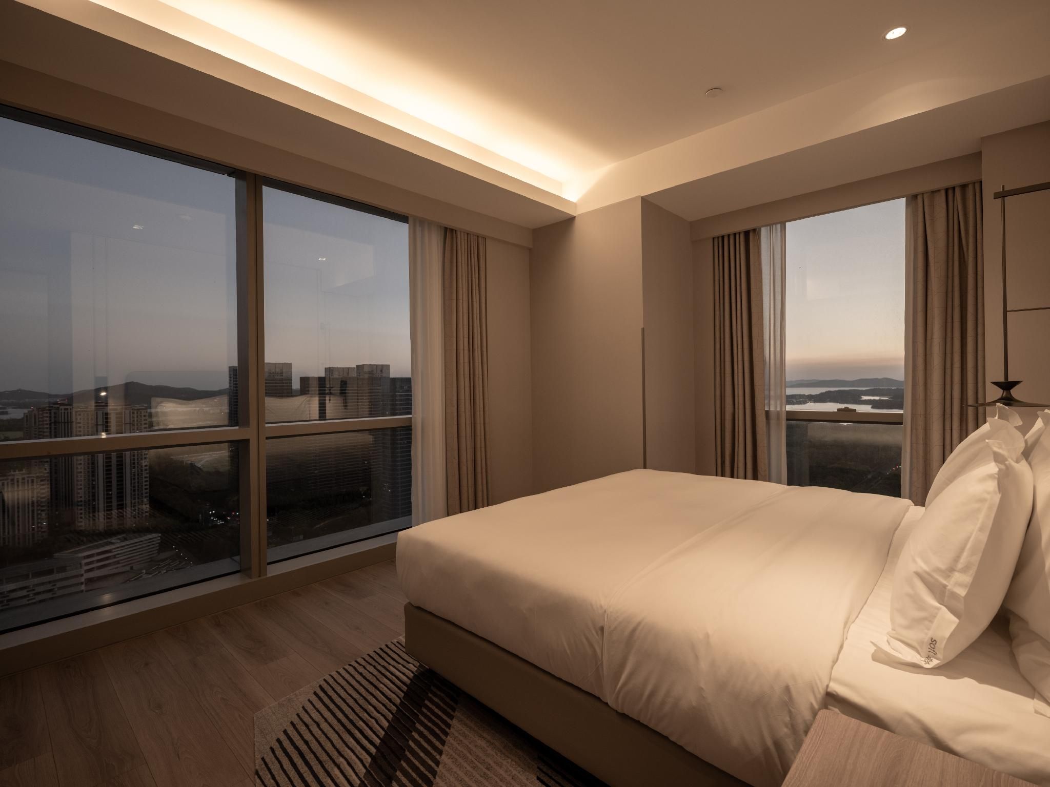 1 King And 1 Queen Bed Family Suite
