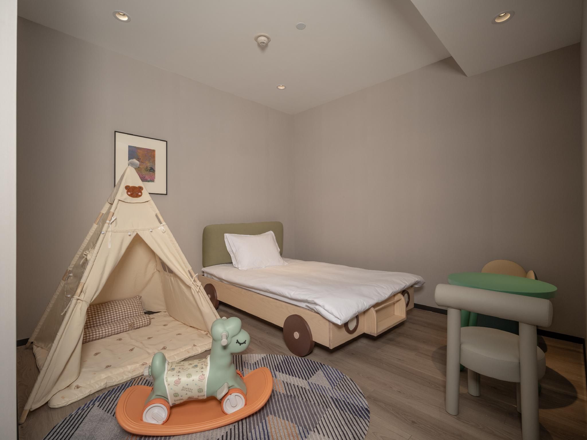 1 King 1 Bedroom Suite Kids Theme