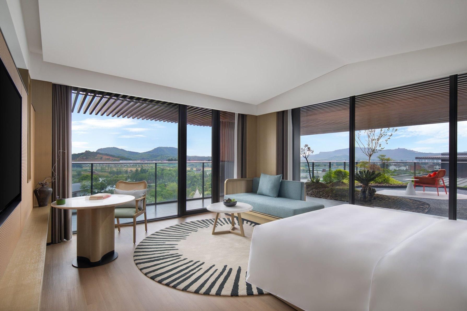 Garden View Suite, Suite, 1 King, Garden view, Balcony
