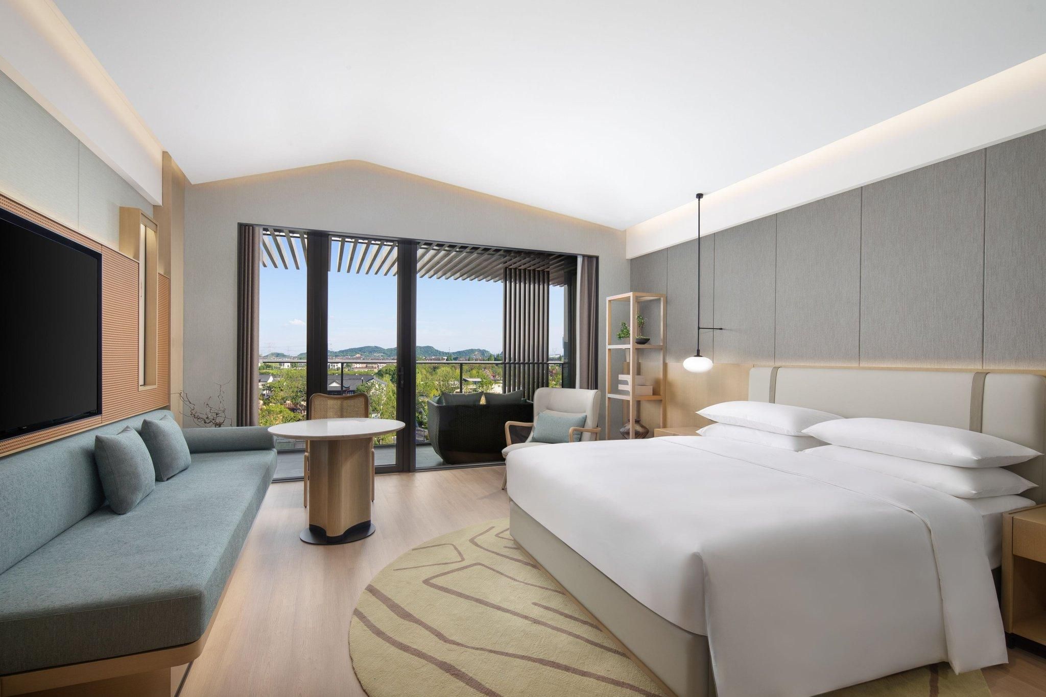 Executive King, Guest room, 1 King, Garden view, Balcony