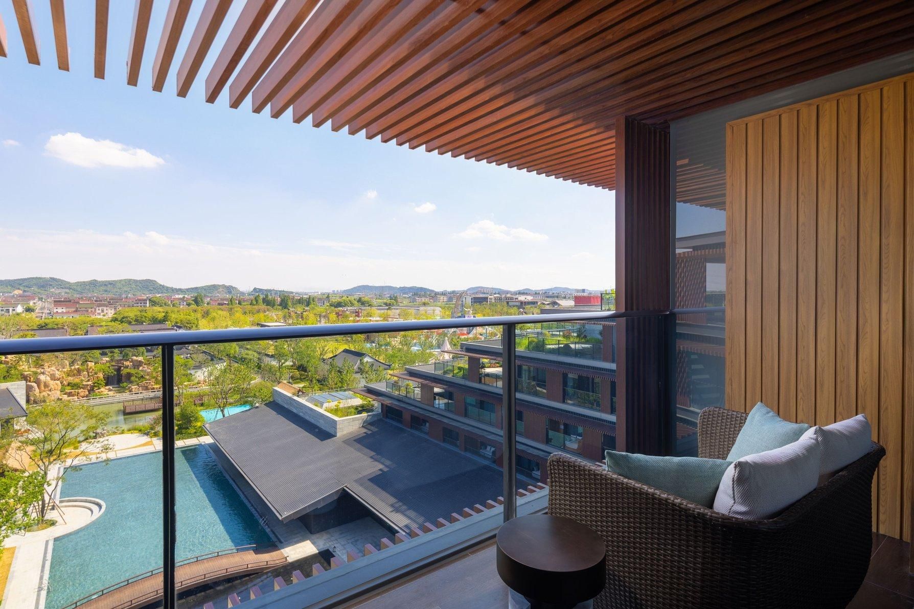 Deluxe King, Guest room, 1 King, Garden view, Balcony