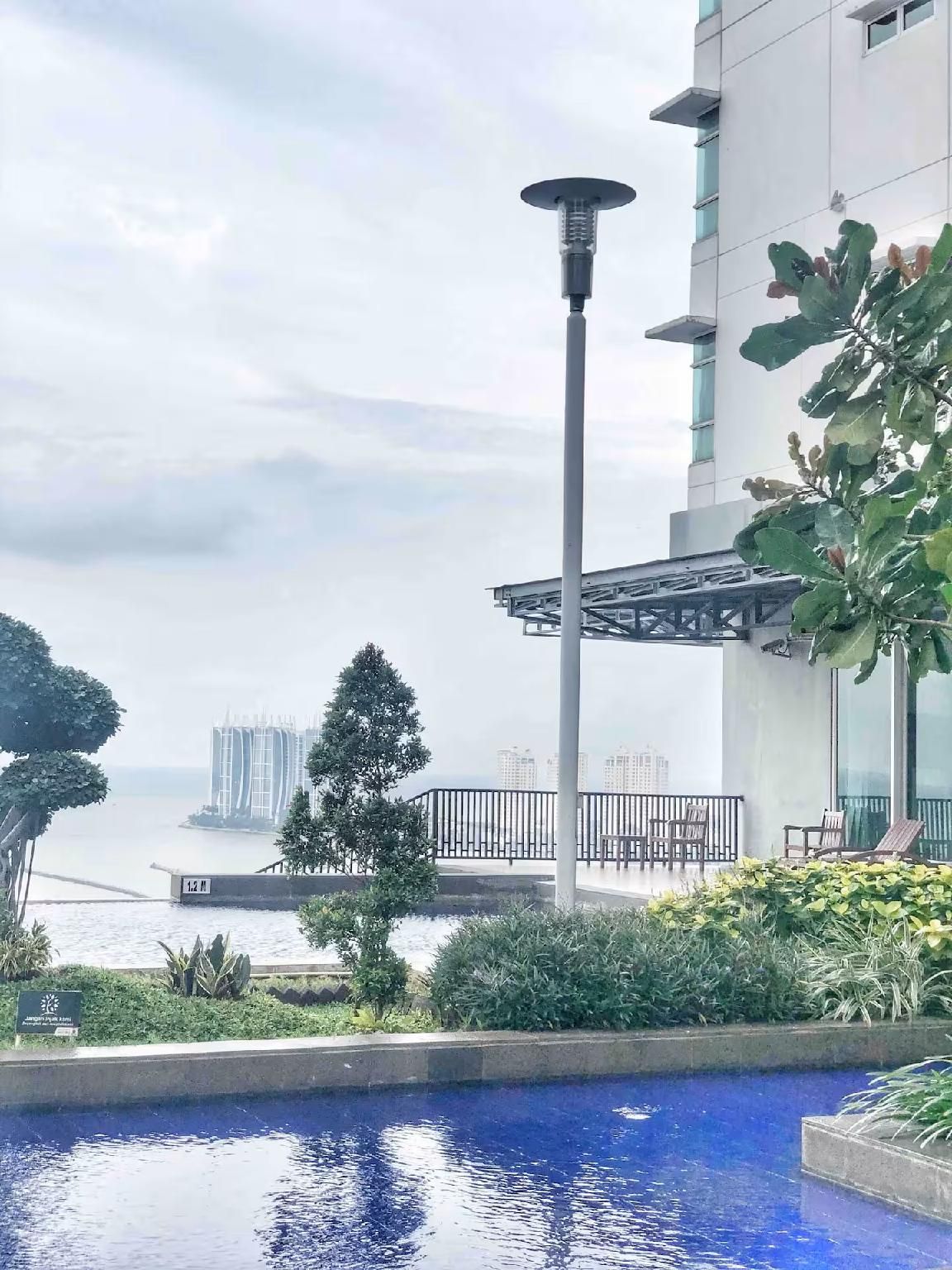 swimming pool [outdoor]