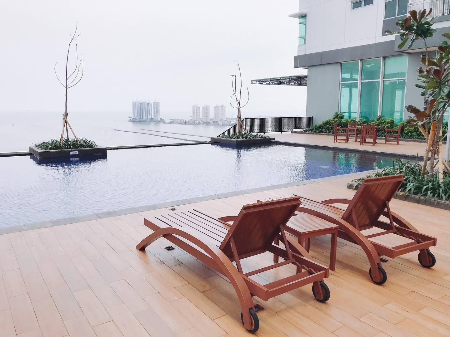 swimming pool [outdoor]