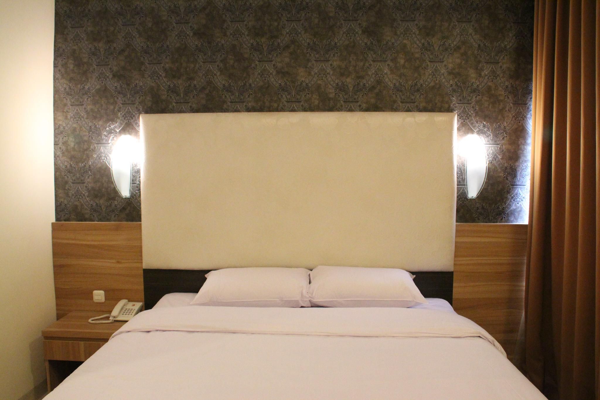 Deluxe - 1 Queen Bed