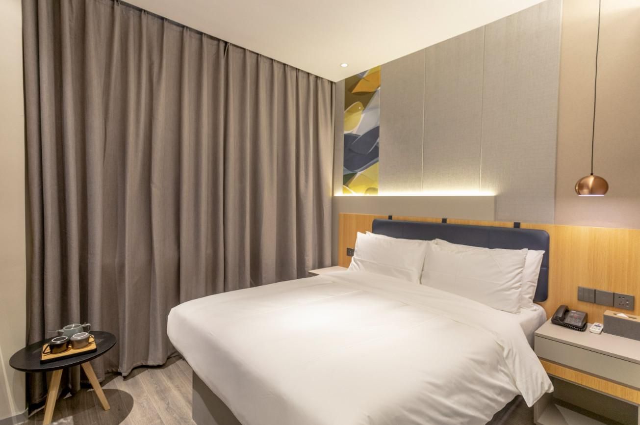Huazhu - Room With Bed