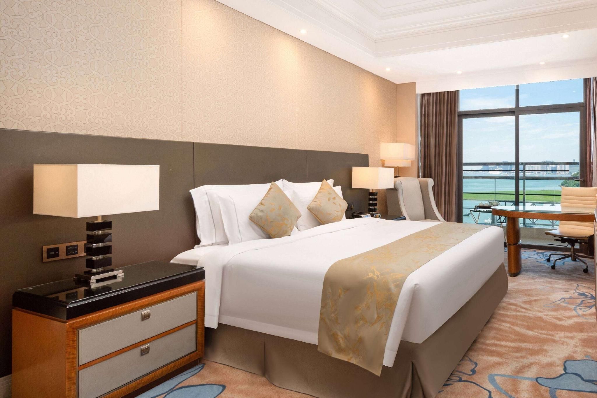 1 King Bed, Deluxe Ocean View Room, Non Smoking
