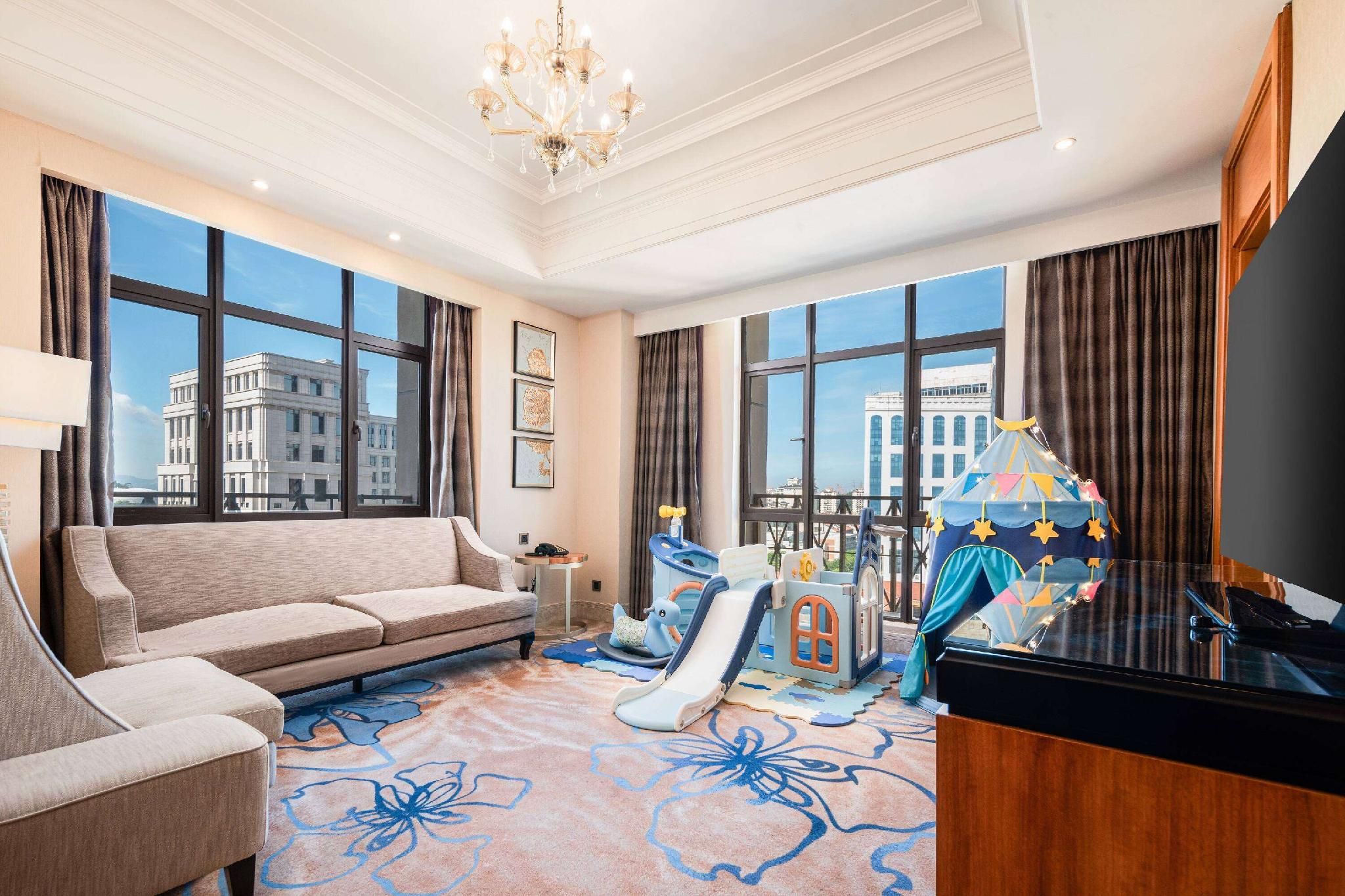 1 King Bed and 1 Twin Bed, Deluxe Family Suite, Non Smoking