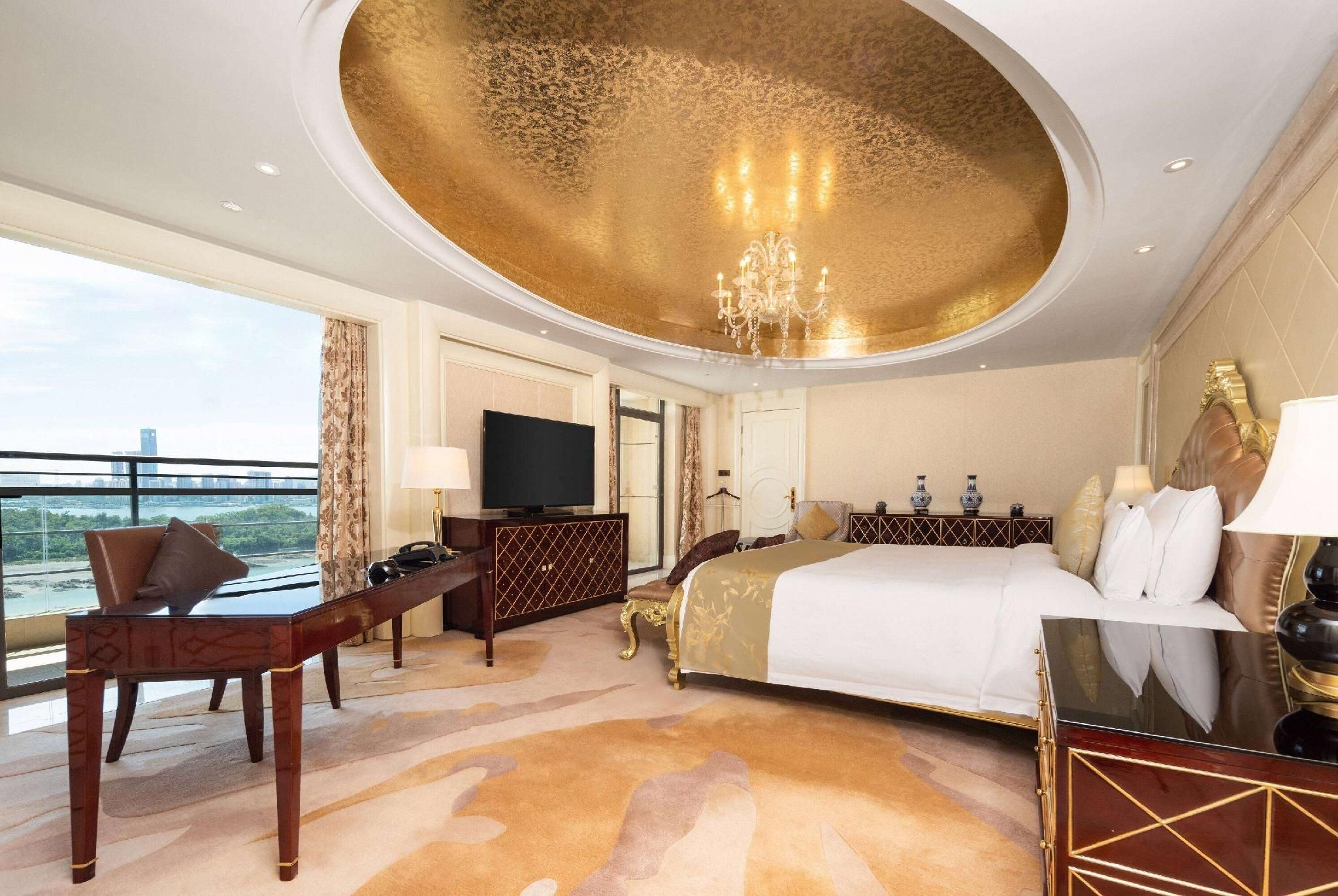 1 Oversized King Bed, President Suite, Non Smoking