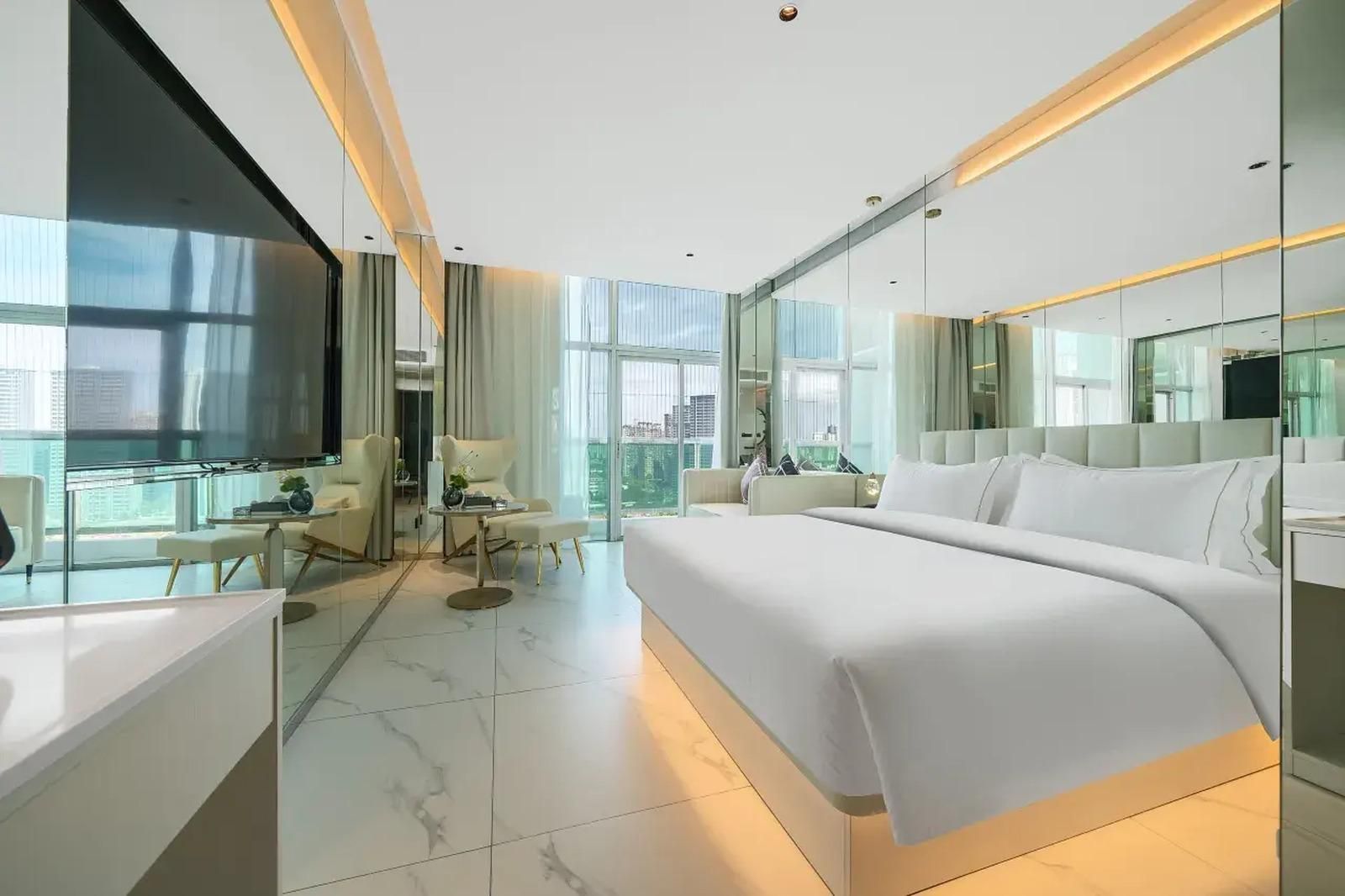 Premium Mirror Room