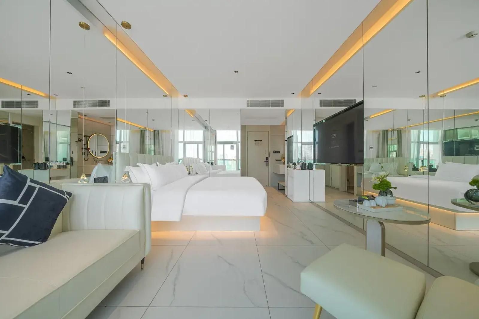 Premium Mirror Room